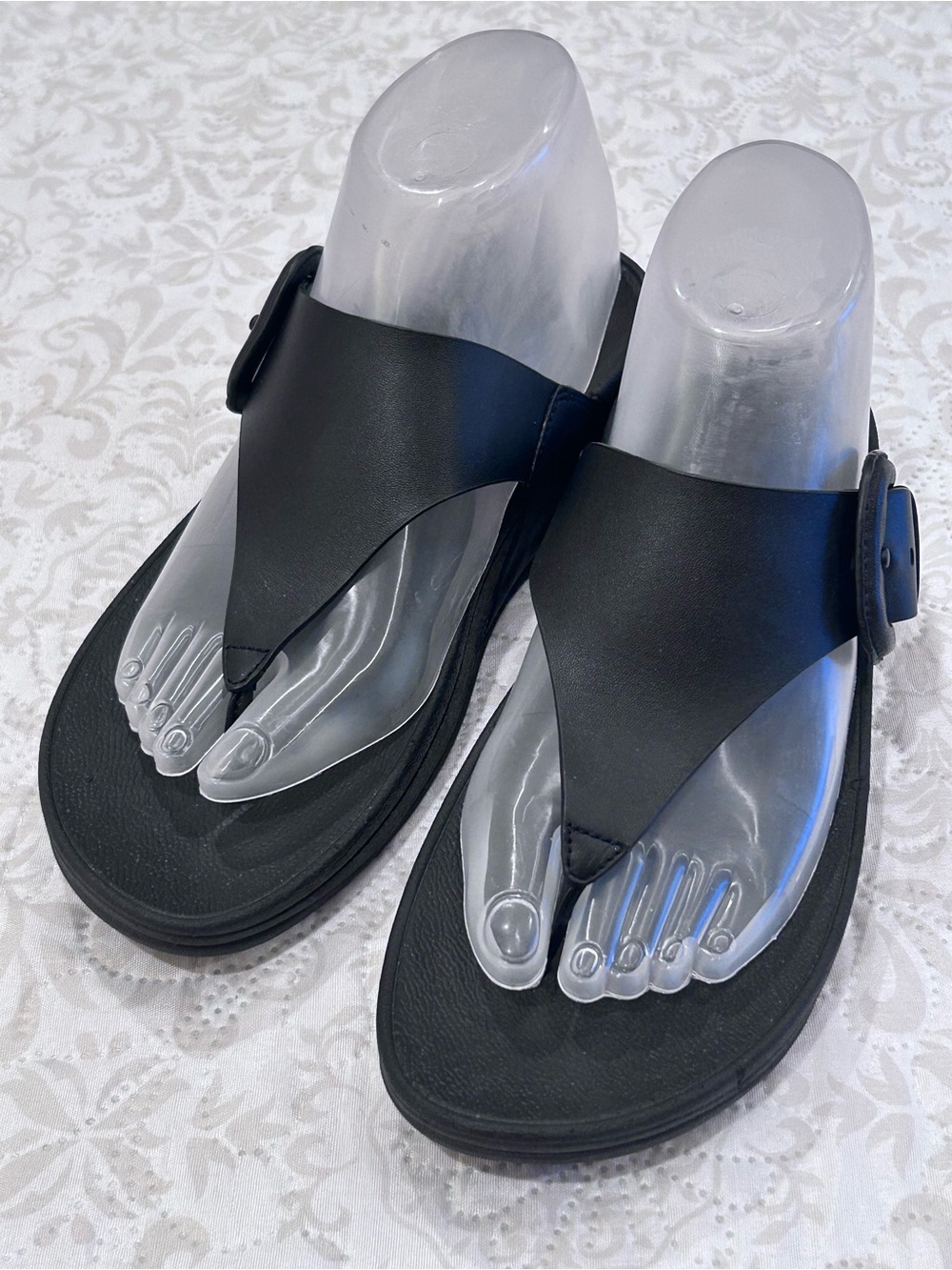 FitFlop Lulu Sandals Womens 8 Black Leather Buckle Strap Thong Flip Flop HG9-001